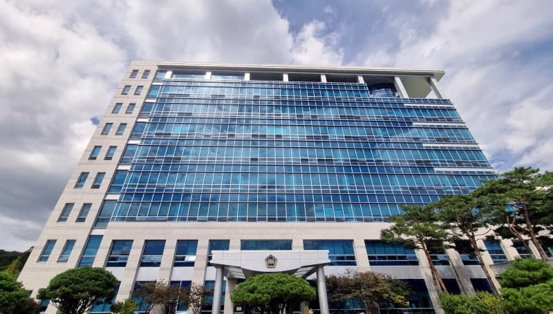 덤불 속 맨홀 추락 전치 12주…법원 "농어촌공사, 5900만원 배상해야"