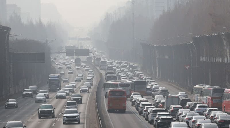 "지난주보다 더 밀려"…봄 날씨에 고속도로 553만대 몰려 '혼잡'