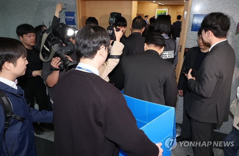 경찰, '현금 살포 의혹' 김관영 전북지사 집무실 압수수색