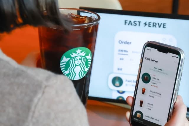 "출근길 기다림 끝났다" 스타벅스, '패스트 서브'로 커피 빠르게 받는 꿀팁