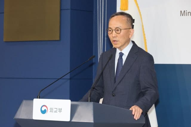 정부 "HMM 나무호 화재 원인, 미상 비행체 외부 충격...공격 주체는 확인 못해"